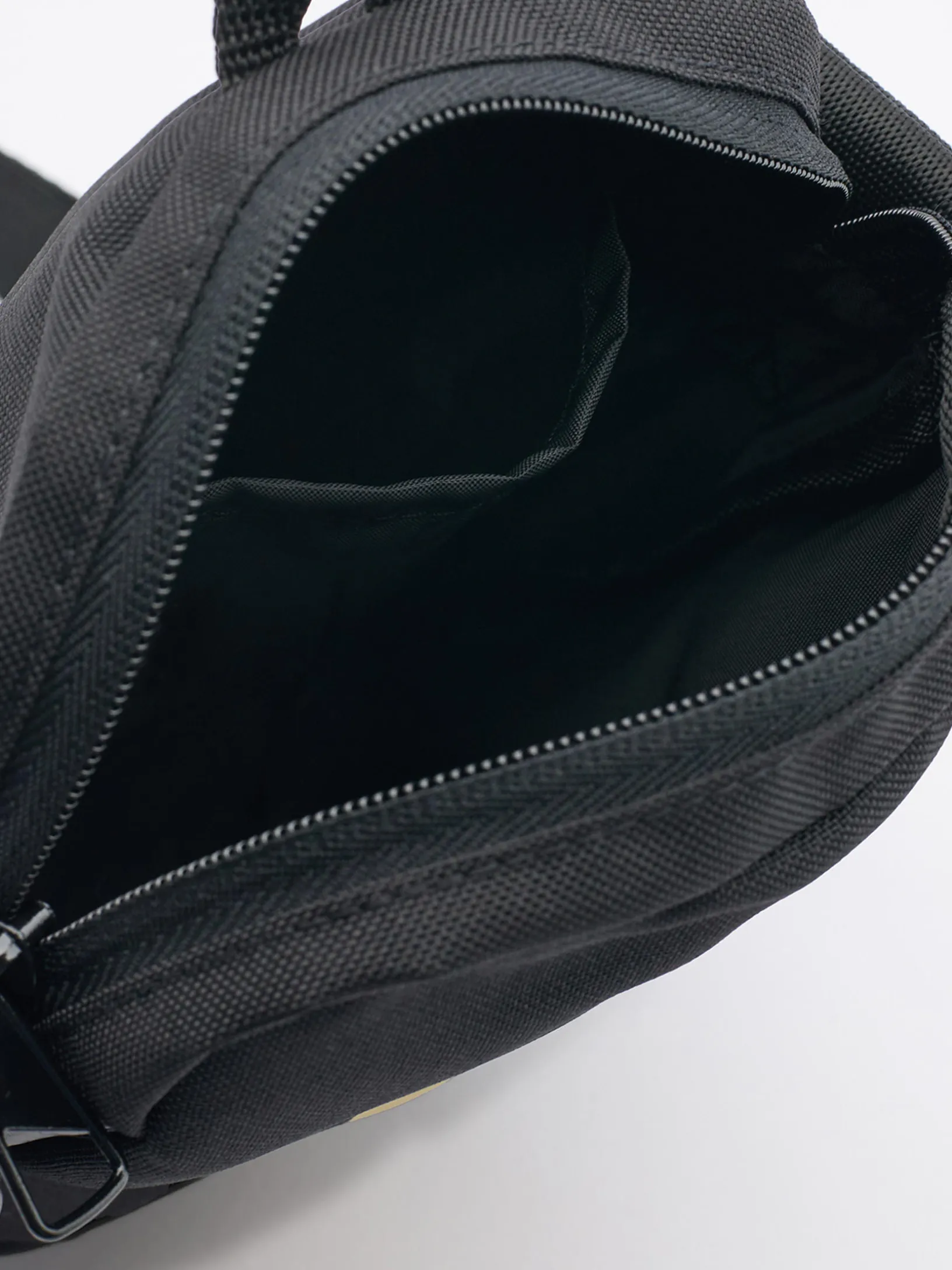 3 Streifen Essentials kleine Tasche